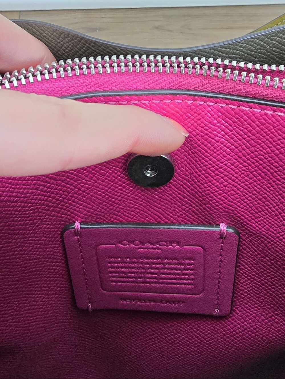 ๐ COACH Olive Green Leather Shoulder & Bucket Bag with Fuchsia Zip Accent ๐ - Picture 3 of 4